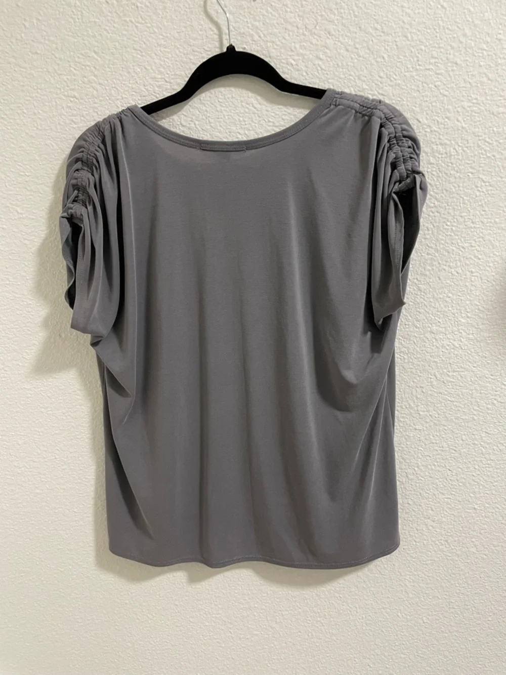 Green Envelope Women's Short Sleeve Relaxed Crewneck Top - Gray